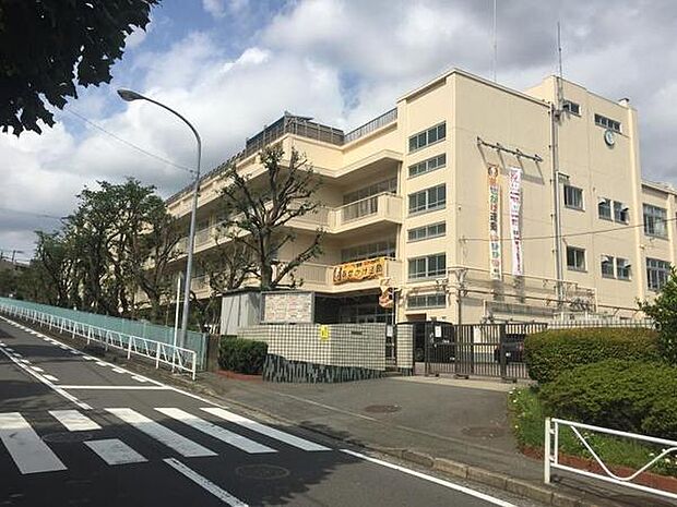 横浜市立六ツ川中学校まで1681m