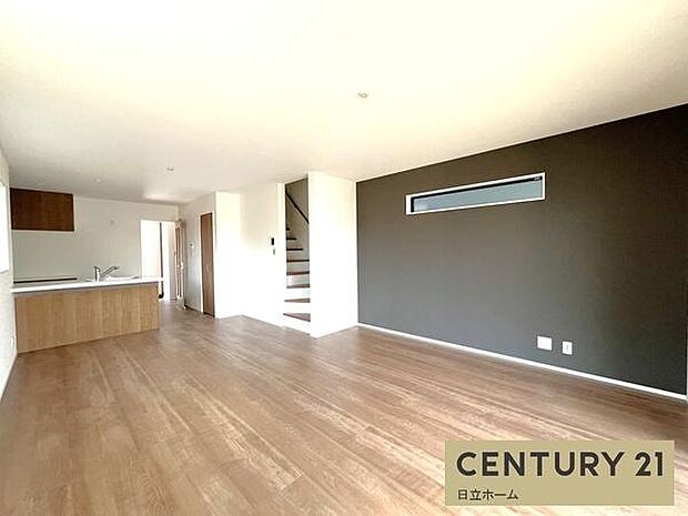 《リビングダイニング》　■豊かな光が照らすこの場所は、たわいもない会話を楽しみ、ゆったりとした時間を過ごす場所。家族の日常が刻まれる大切な空間です。自然光に溢れるこの空間はリフレッシュにピッタリです。