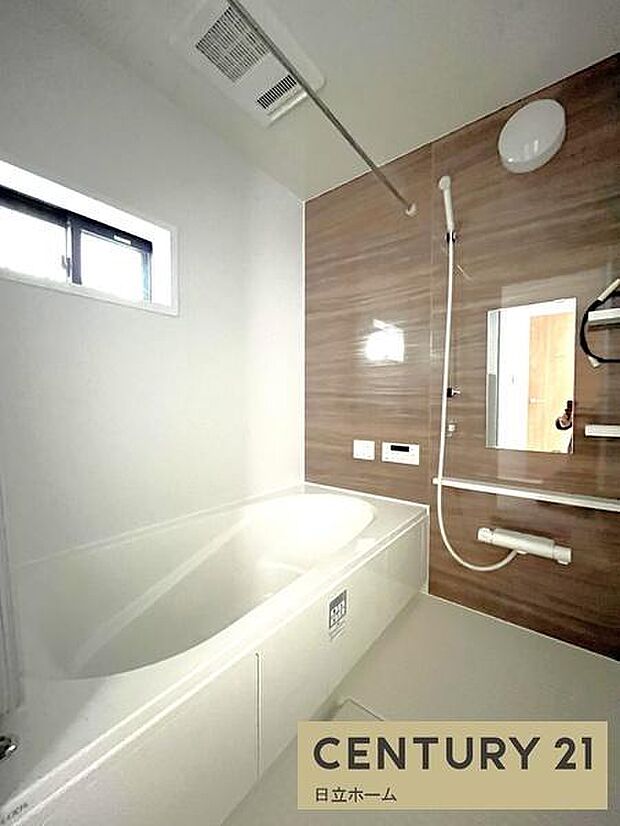 《浴室暖房乾燥機》　■浴室を温めてくれるので、冬のお風呂も快適。衣類乾燥やカビ防止等様々な用途でお役に立ちます。