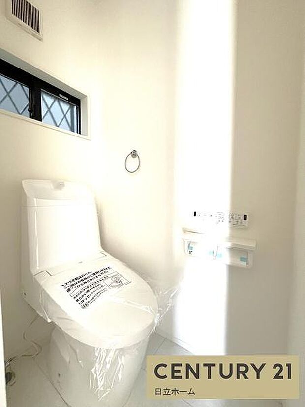 《トイレ》　■窓のあるトイレは明るい空間で清潔感があります。