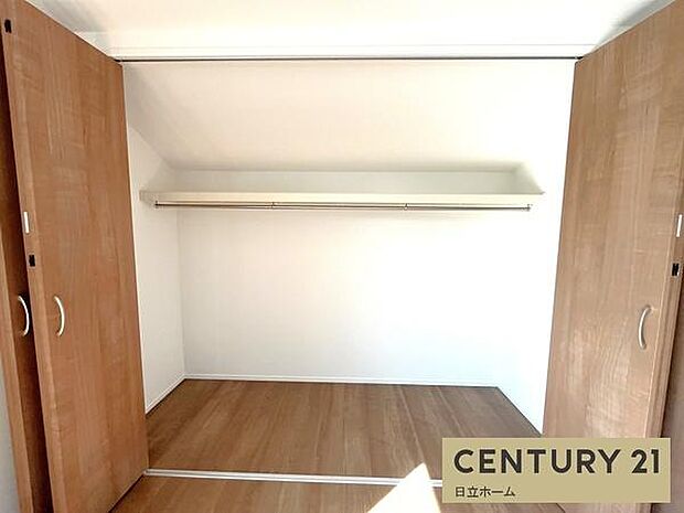 《収納》　■洋服を機能的に収納できるハンガーパイプのほか、帽子やバッグを置ける枕棚も設置。ゆとりあふれる収納空間です。