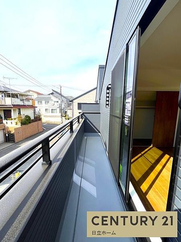 《バルコニー》　■陽当りも良く、長時間日が当たるので、洗濯物も良く乾きそうです。目の前には気持ちの良い青空が、夜には綺麗な星空が広がります。