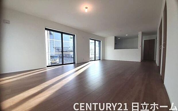 《リビングダイニング》 ■上質な時間を育む暮らしのメインステージ。寛ぎとご家族とのコミュニケーションを育む居心地のよい場所。この明るい空間は家族に安らぎを与えて、落ち着いた心地よい空間になるでしょう。