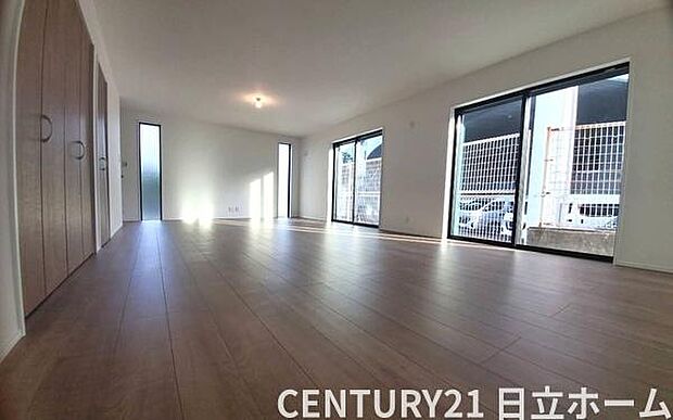 《リビングダイニング》 ■家族が自然と集まって、思い思いにくつろぎ、遊び、語らう、やすらぎの空間。