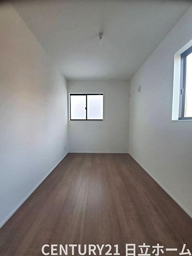 《子供部屋》 ■明るい陽の差す居室。子供部屋にもちょうど良さそうですね。