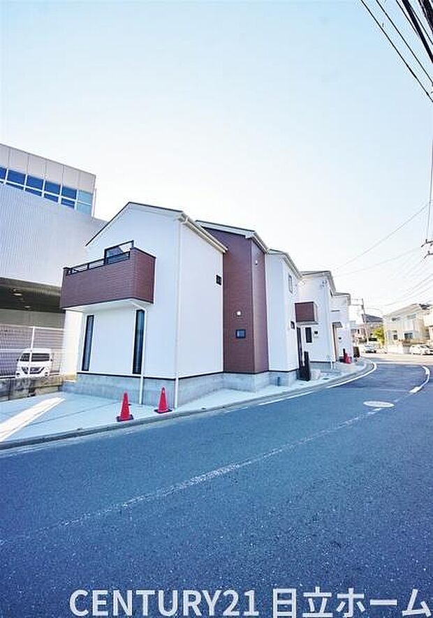 《前面道路》 ■前面道路が広く、開放的です。日当たりも良好です。