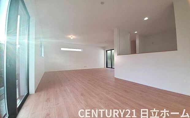 《リビングダイニング》　■大画面ＴＶも余裕、インテリアプランが考えやすいワイドなリビング。