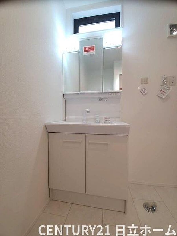 《洗面化粧台》　■使いやすいシャープなデザインの洗面化粧台。