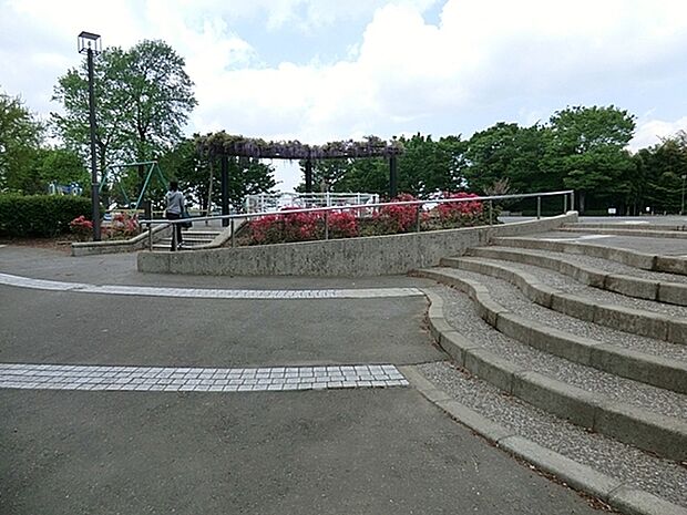 川上公園まで354m、公園は広い広場とその横にパークゴルフ場があります。 複合遊具やブランコがあります。