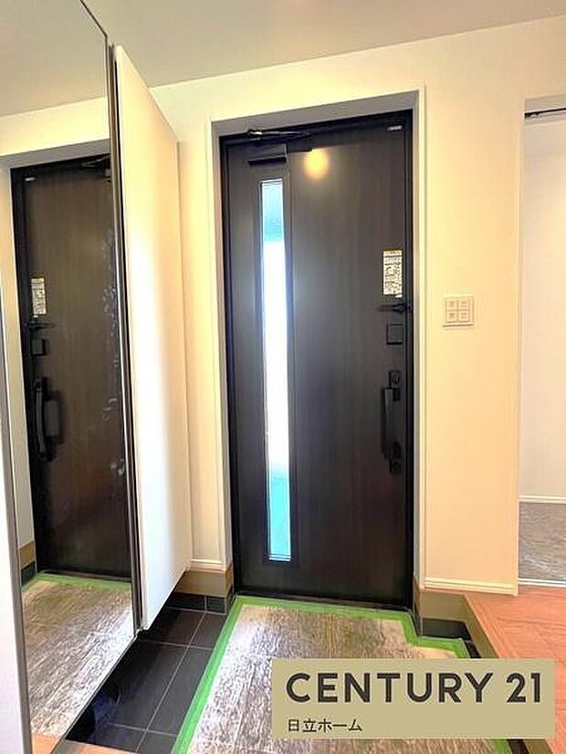 《玄関》　■シューズボックス付きで玄関もスッキリ。