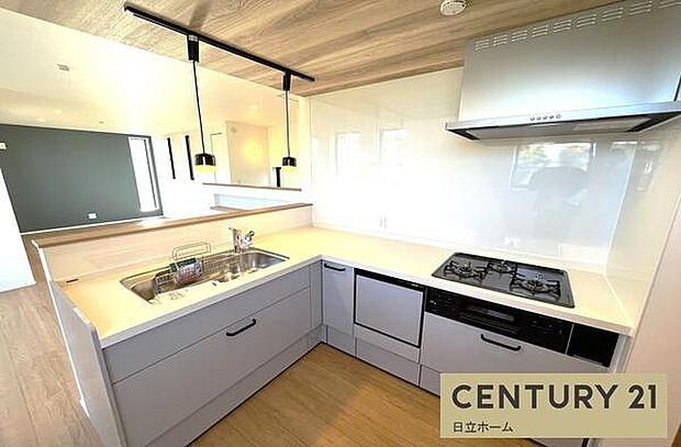 《システムキッチン》　■お手入れしやすくきれいなキッチン。お料理の始めから後片付けまで楽しい時間になりそうです。