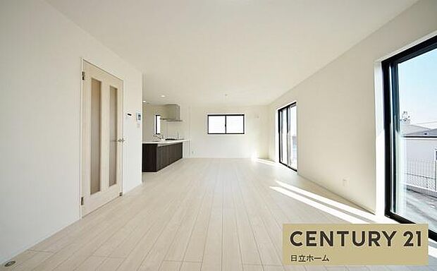 《リビングダイニング》 ■豊かな光が照らすこの場所は、たわいもない会話を楽しみ、ゆったりとした時間を過ごす場所。家族の日常が刻まれる大切な空間です。自然光に溢れるこの空間はリフレッシュにピッタリです。