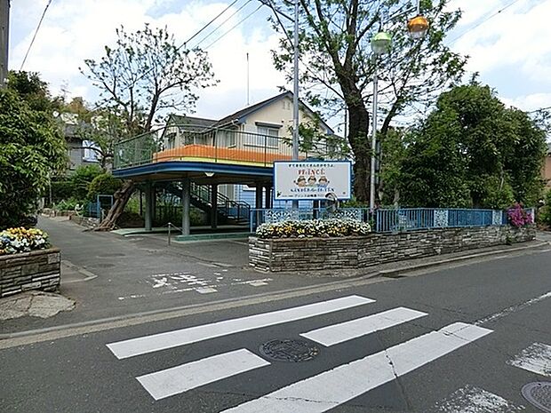 プリンス幼稚園まで195m、緑と光と風の中で四季を感じる、異年齢の子どもたちが共に刺激し、育ちあうみんなのおうち。がコンセプト。