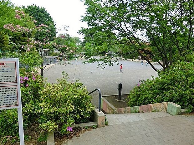 下田町四丁目公園まで314m、子どもが走り回れる広さの公園。