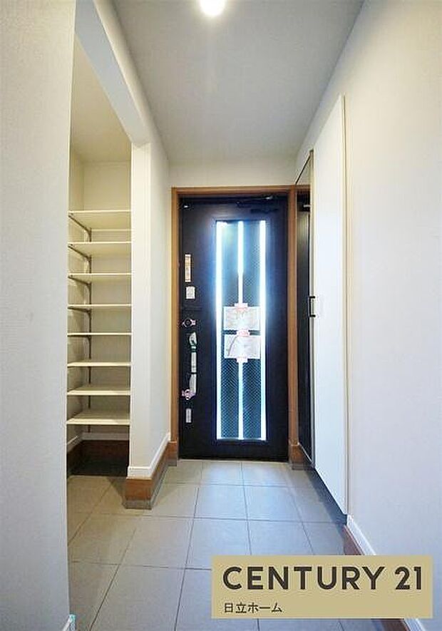 《玄関》■玄関ホールにもゆとりをもった設計ですので第一印象が違います。