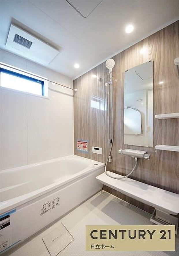 《浴室》 ■ゆったり足を伸ばせる浴槽。お子様と一緒でもゆとりの1坪タイプ。1日の疲れを癒してくれるバスタイム。