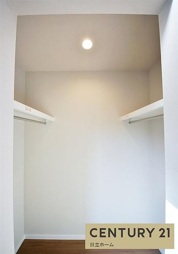 《ウォークインクローゼット》 ■大容量のウォークインクローゼットをご用意。衣類だけでなく、トランクなどの旅行用品の収納にも重宝します。