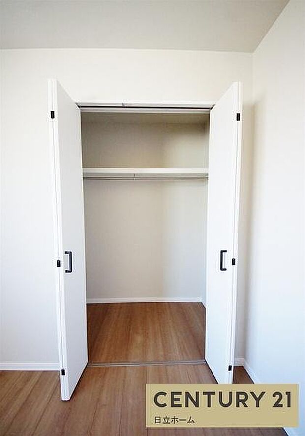 《収納》 ■洋服を機能的に収納できるハンガーパイプのほか、帽子やバッグを置ける枕棚も設置。ゆとりあふれる収納空間です。