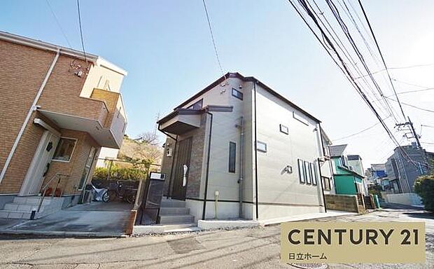 《外観》 ■低層の住宅が立ち並ぶ住宅地内に佇む、スタイリッシュな外観のお住まいです。