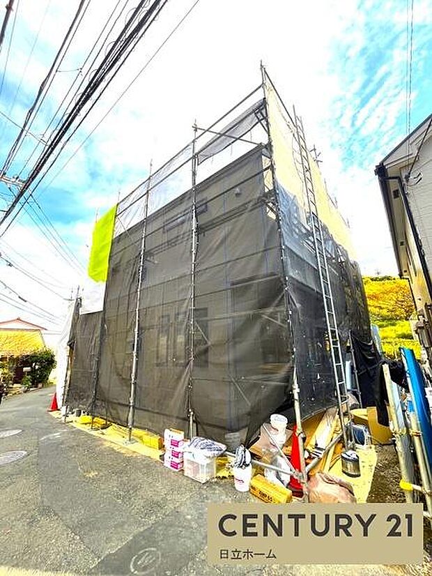 《外観》　■低層の住宅が立ち並ぶ住宅地内に佇む、スタイリッシュな外観のお住まいです。