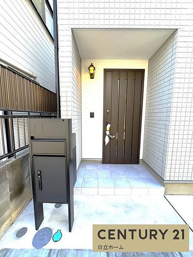 《玄関》　■安全性の高い宅配ボックス付ポスト