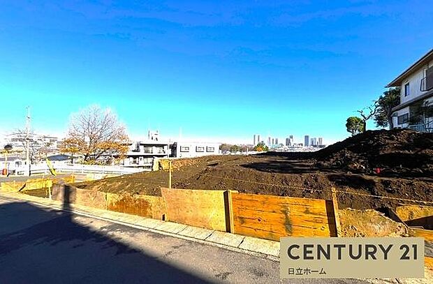 《前面道路》 ■前面道路が広く、開放的です。日当たりも良好です。