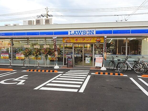 ローソン高津子母口東店まで702m