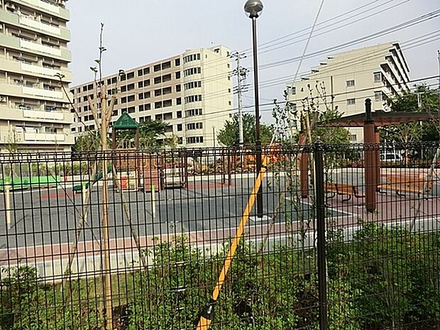 蟹ケ谷第3公園まで675m、ベンチ、複合遊具、砂場があります。