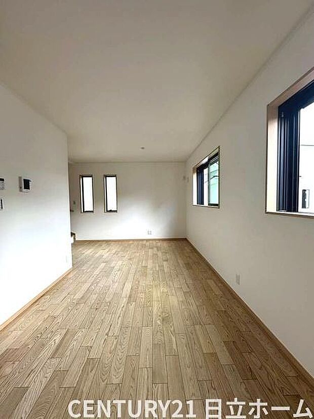 《リビングダイニング》 ■豊かな光が照らすこの場所は、たわいもない会話を楽しみ、ゆったりとした時間を過ごす場所。家族の日常が刻まれる大切な空間です。自然光に溢れるこの空間はリフレッシュにピッタリです。