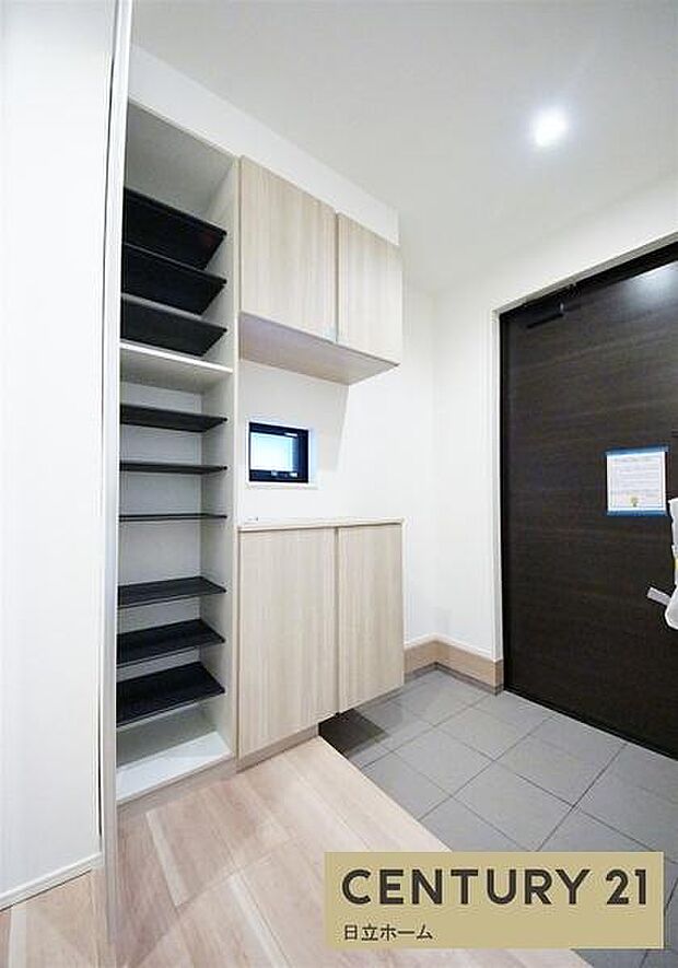 《玄関》 ■シューズボックス付きで玄関もスッキリ。