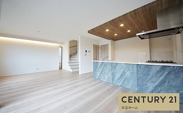 《リビングダイニング》 ■大画面TVも余裕、インテリアプランが考えやすいワイドなリビング。家族が自然に集まる広さ、お子様が思わず走り出す大空間。