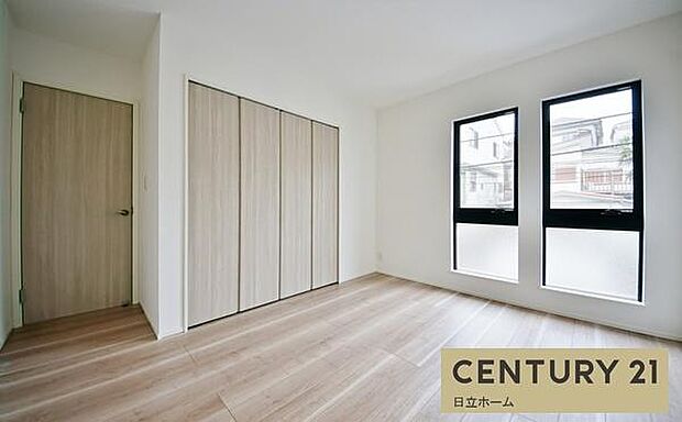 《寝室》 ■朝から日差しいっぱい、早起きしたくなる洋室。ベッドを置いてもゆとりを感じられる。窓からの朝日が心地よい目覚めへと誘います。ゆとりある広さを確保し、心地よいプライベートタイムを演出します。