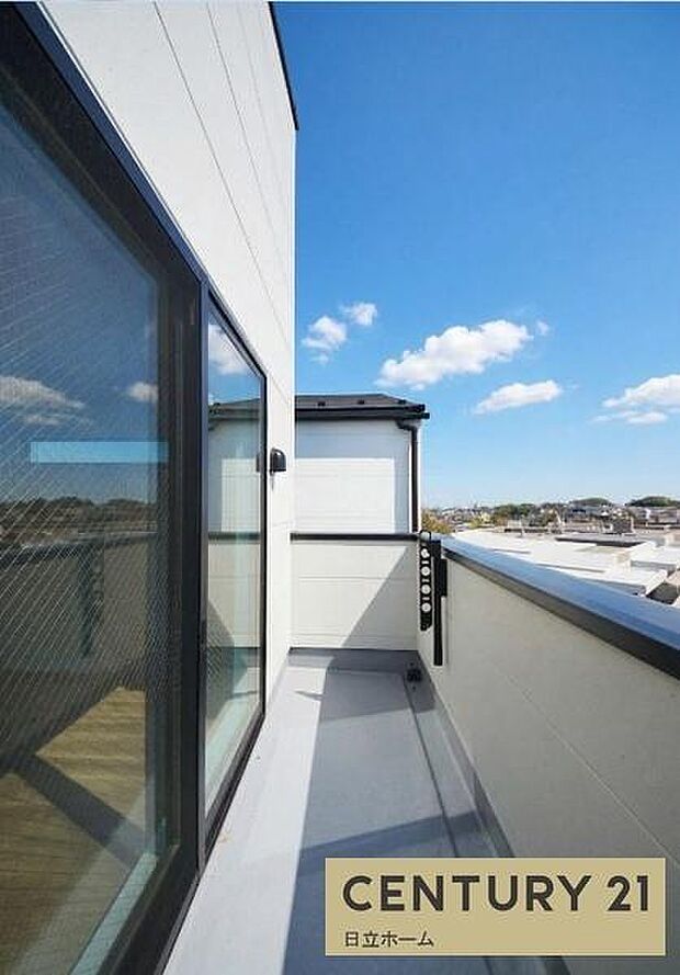 《バルコニー》 ■陽当りも良く、洗濯物も良く乾きそうです。目の前には気持ちの良い青空が広がります。