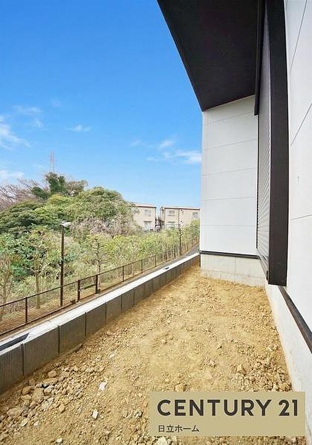 《庭》 ■お庭ではお子様と遊んだり、ガーデニングも楽しめます。