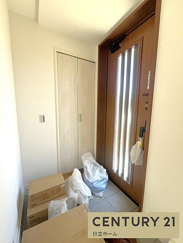 《玄関》 ■玄関を開けると、エントランスホールがお出迎え。上がりがまちやシューズボックスがゆったりと構え、心地よさに包まれます。