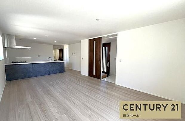 《リビングダイニング》 ■豊かな光が照らすこの場所は、たわいもない会話を楽しみ、ゆったりとした時間を過ごす場所。家族の日常が刻まれる大切な空間です。自然光に溢れるこの空間はリフレッシュにピッタリです。