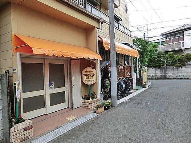 プリンプリンルームまで425m、はい、と言える素直な心。ありがとう、と言える感謝の心をモットーとし、働くお母様を応援する保育室。