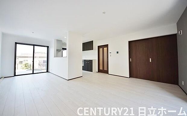 《リビングダイニング》 ■豊かな光が照らすこの場所は、たわいもない会話を楽しみ、ゆったりとした時間を過ごす場所。家族の日常が刻まれる大切な空間です。自然光に溢れるこの空間はリフレッシュにピッタリです。