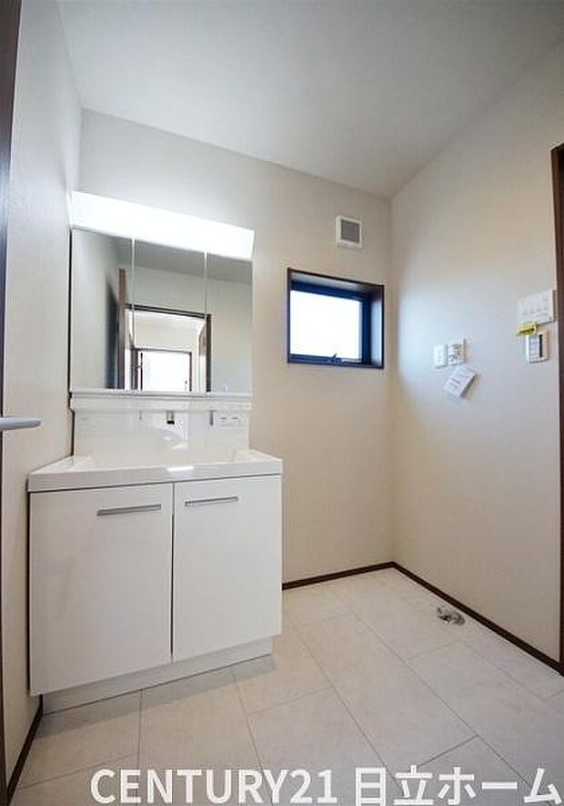 《洗面化粧台》 ■使いやすいシャープなデザインの洗面化粧台。