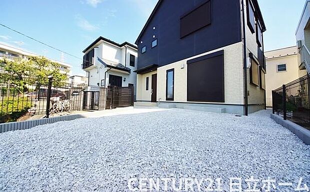 《庭》 ■玉砂利敷で雑草を防ぎ、いつでもキレイ。鉢植えなどで花を添えてもいいですね。防犯にも一役買います。