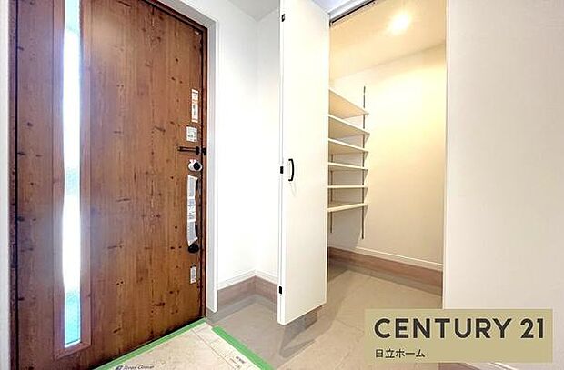 《玄関》■シューズインクローゼットのある広々とした玄関。家族全員の靴をスッキリ収納出来ます。