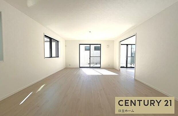 《リビングダイニング》 ■豊かな光が照らすこの場所は、たわいもない会話を楽しみ、ゆったりとした時間を過ごす場所。家族の日常が刻まれる大切な空間です。自然光に溢れるこの空間はリフレッシュにピッタリです。