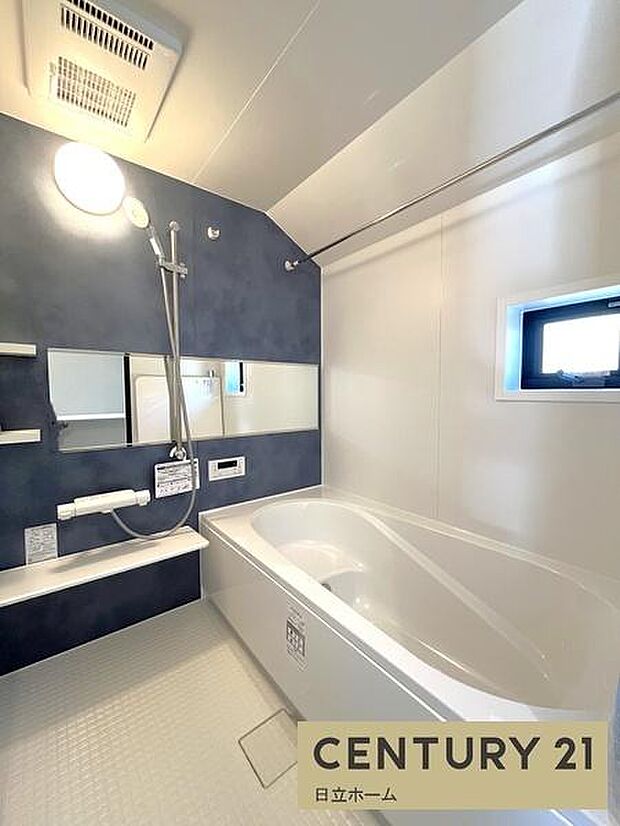 《浴室暖房乾燥機》 ■浴室を温めてくれるので、冬のお風呂も快適。衣類乾燥やカビ防止等様々な用途でお役に立ちます。