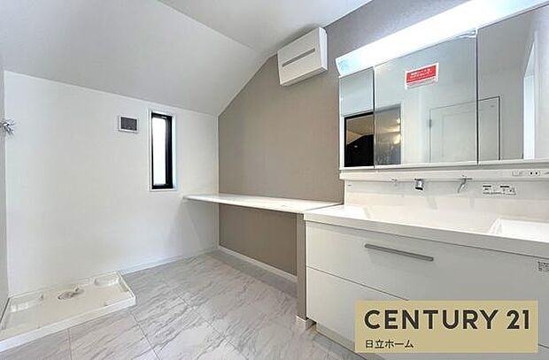 《洗面化粧台》 ■洗面化粧台の鏡は、メイクや髭剃りに便利な三面鏡タイプ。開いて合わせ鏡としても使用できます。鏡の裏側は収納スペースとして利用でき、小物などの保管に便利な棚も付いています。