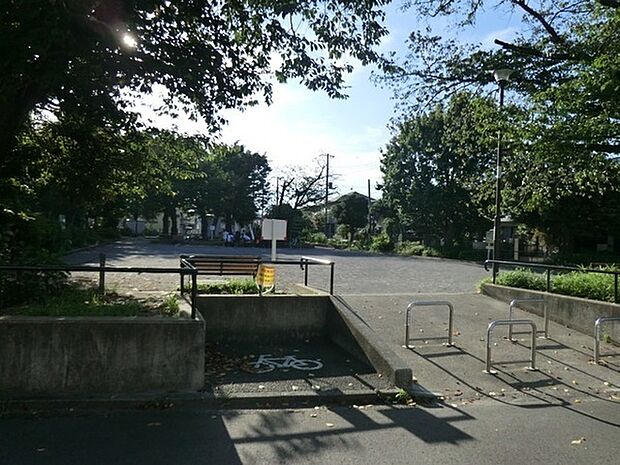 新吉田第一公園まで855m、住宅街の十分な広さでお子様向けの遊具が揃った公園です。