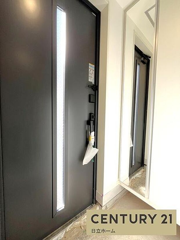 《玄関》 ■玄関を開けると、エントランスホールがお出迎え。上がりがまちやシューズボックスがゆったりと構え、心地よさに包まれます。