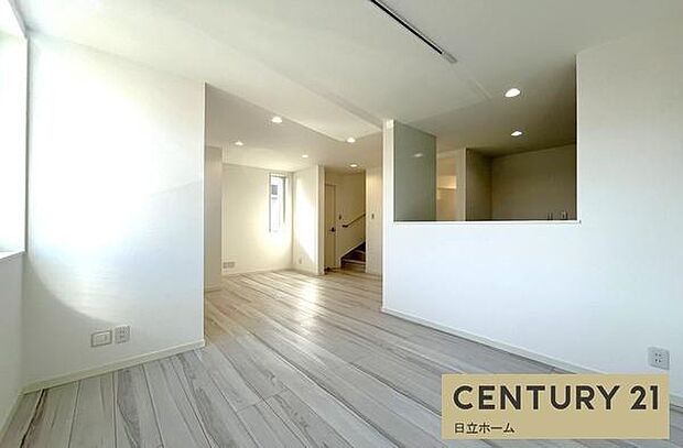 《リビングダイニング》 ■上質な時間を育む暮らしのメインステージ。寛ぎとご家族とのコミュニケーションを育む居心地のよい場所。この明るい空間は家族に安らぎを与えて、落ち着いた心地よい空間になるでしょう。