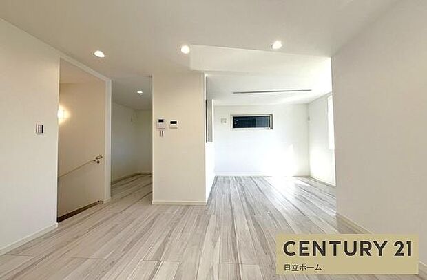 《リビングダイニング》 ■豊かな光が照らすこの場所は、たわいもない会話を楽しみ、ゆったりとした時間を過ごす場所。家族の日常が刻まれる大切な空間です。自然光に溢れるこの空間はリフレッシュにピッタリです。