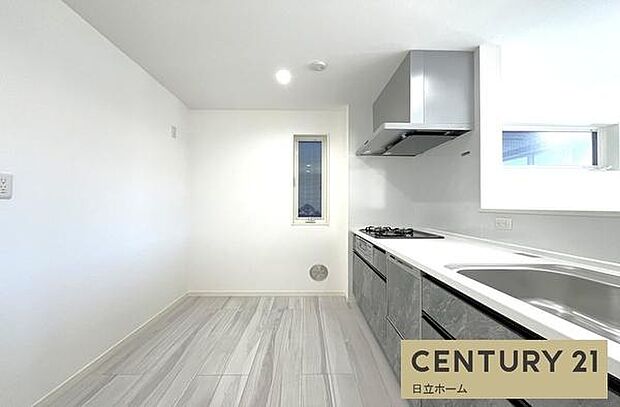 《キッチン》　■お手入れしやすくきれいなキッチン。お料理の始めから後片付けまで楽しい時間になりそうです。