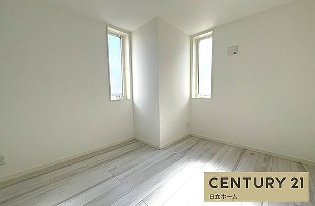 《子供部屋・洋室》 ■白い壁が窓から射し込む光を室内にまわし、柔らかな明るさを奥まで届ける。穏やかな空気に満ちた空間。